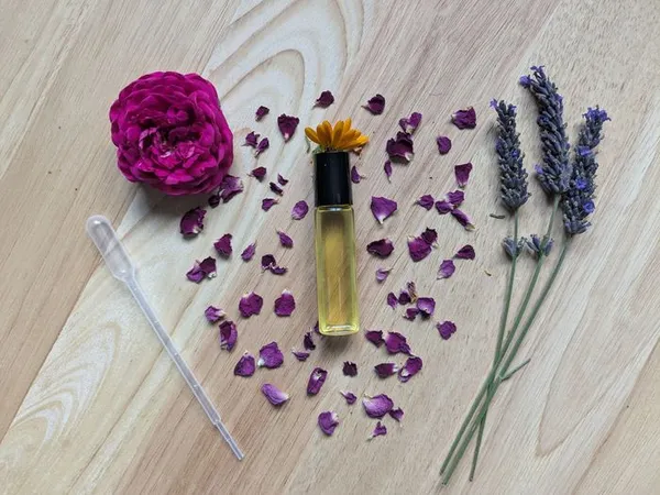 Atelier cosmétiques DIY : création d’un roll-on adapté à la grossesse et au post-partum.