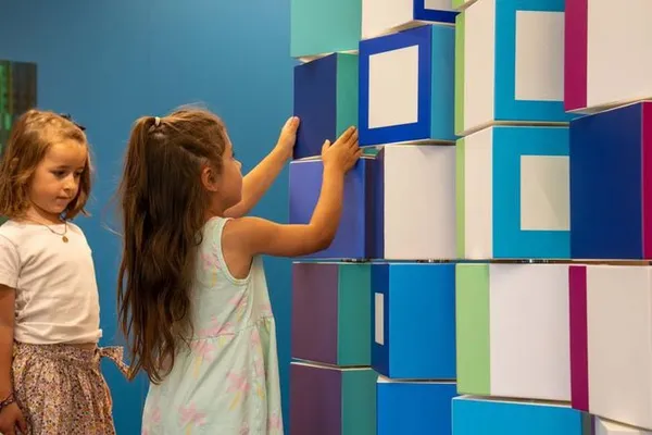 Exposition-atelier "Images Vivantes" de l'artiste Yaacov Agam, produite par le Centre Pompidou