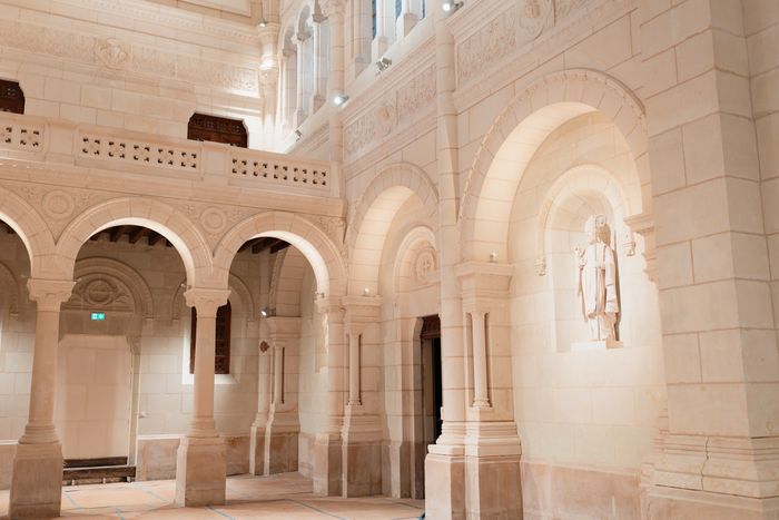 Présentation de l’Espace Saint-Julien, un lieu intergénérationnel, social et éducatif : accès au parc et à la chapelle partiellement restaurée.