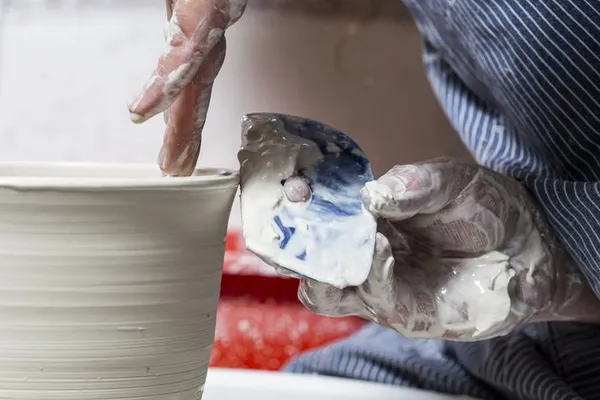 Découverte de Saint-Quentin-la-Poterie, capitale de la céramique - Ville & Métiers d'Art