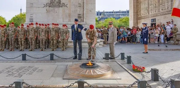 La cérémonie du ravivage de la Flamme sur la tombe du Soldat inconnu - 103 ans d'existence