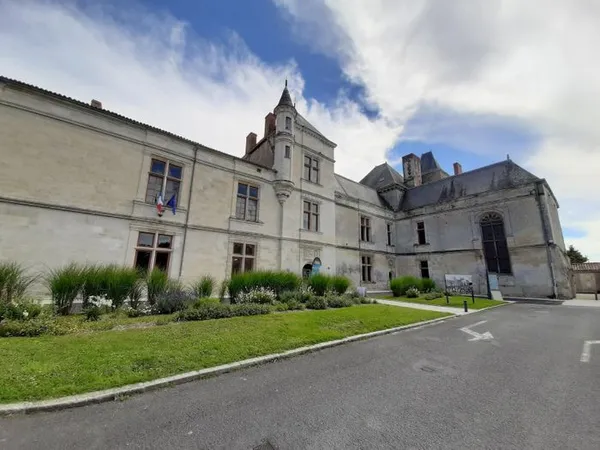 Visite libre : découvrez ce joyau de l'art renaissant en Poitou aux cuisines sculptées uniques !