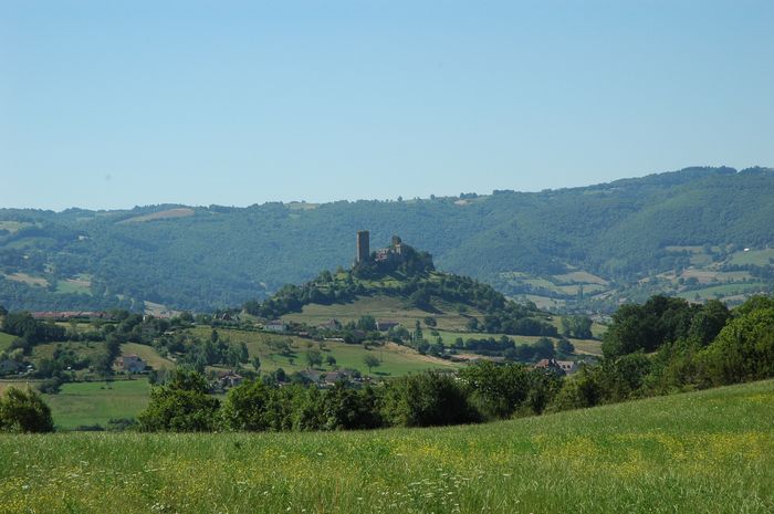 Parcoues : Une vigie médiévale au cœur d’un paysage hérité