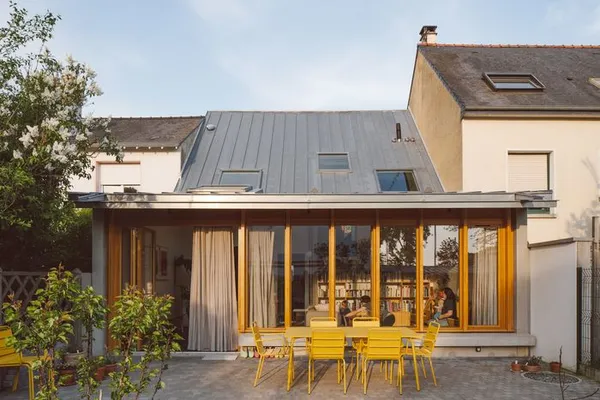 Transformation d'une maison des années 50 en une habitation adaptée pour une famille de six personnes