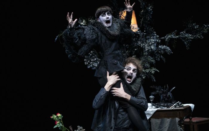 Avec les pieds, un spectacle musical burlesque et baroque au Théâtre Silvia Monfort