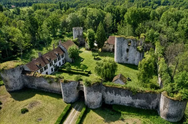 Des murs aux gestes, comprendre le château du Mez autrement