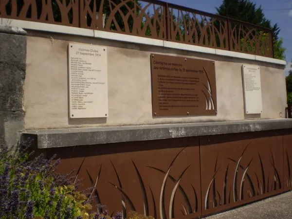Visite d'un cimetière en commémoration à des victimes de la Première Guerre mondiale