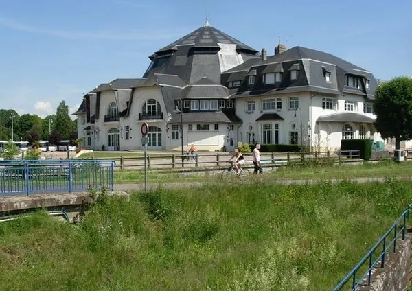 Plongez dans l'histoire de ce “foyer social” exceptionnel
