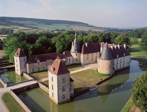 visite non guidée du château de commarin et du parc
