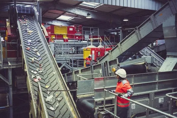 VISITE DU CENTRE DE TRI ET DE VALORISATION DES DÉCHETS / ARC EN CIEL 2034