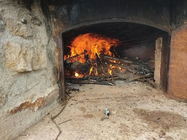 Cuisson dans le four rénové du domaine de la Fosse-Piquet