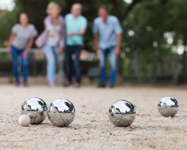 Jeux extérieurs (pétanque) ou de société selon météo