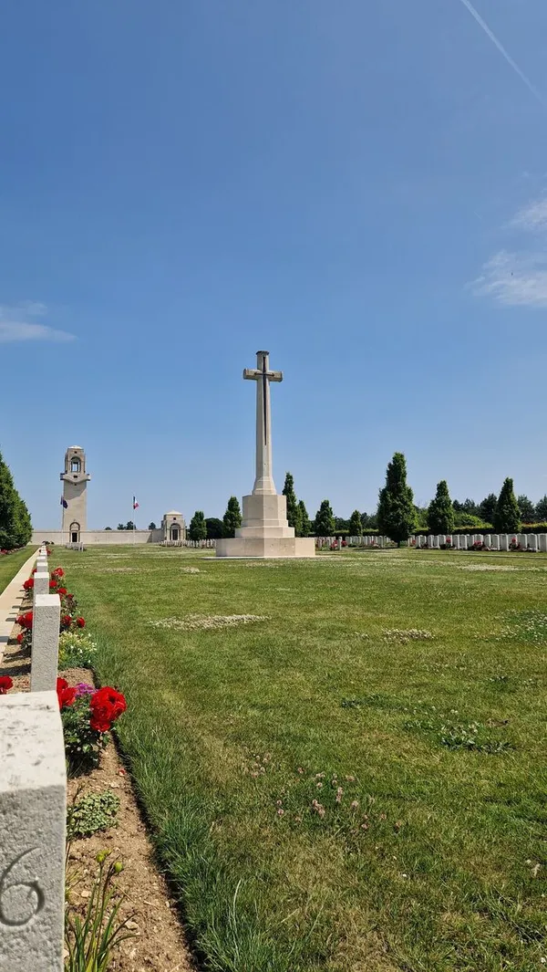 Visites guidée du cimetière militaire de Villers-Bretonneux et du Mémorial National australien.