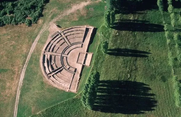 Place aux jeux ! Visite thématique du théâtre romain de Cherré