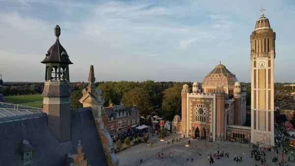 Exposition : l'Eglise et l'Hôtel de ville s'observent