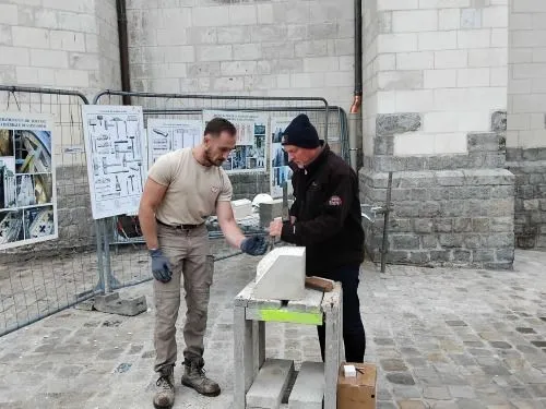 Atelier et démonstration de taille de pierre au pied du chantier de restauration des façades du Palais de Justice de Douai