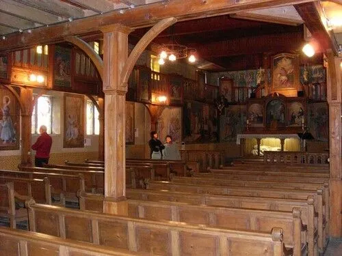 Visite d'une chapelle : véritable chef-d’œuvre de travail du bois et de la peinture