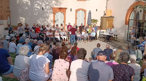 Chœur "Les Mots Bleus" interprétant des chants traditionnels occitans