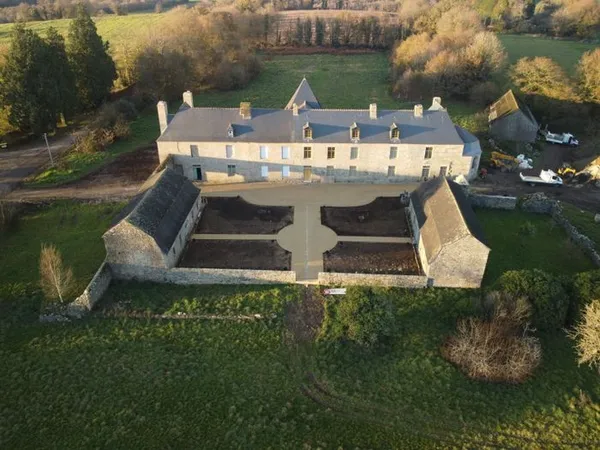 Venez visiter le Chateau de Saint Quijeau et découvrir les artisans qui le font revivre  aujourd’hui