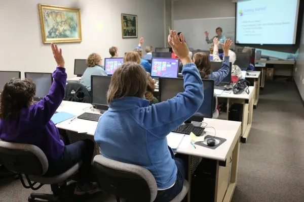 Premiers pas avec l’ordinateur : maîtriser le clavier et la souris.