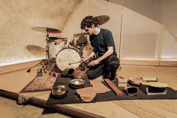 Performance du percussionniste, performeur et artiste visuel Charles Dubois.