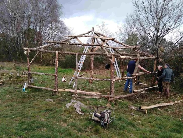 1er chantier de couverture en genêt de l'abri provisoire.