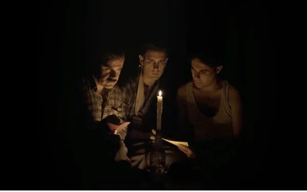 Projection : Tres hombres no pueden ocultarse bajo la tapa de un puchero