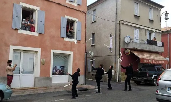 Spectacle one shot # – performance déambulatoire jonglée et improvisée