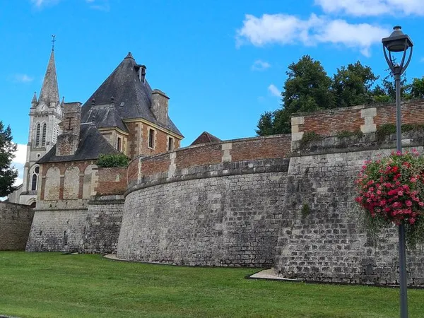 Visite guidée du château de Dampierre (extérieur)
