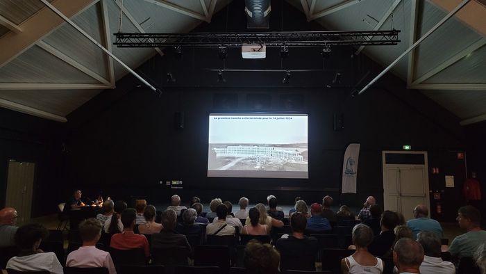 Conférence sur le site du château de la Mare