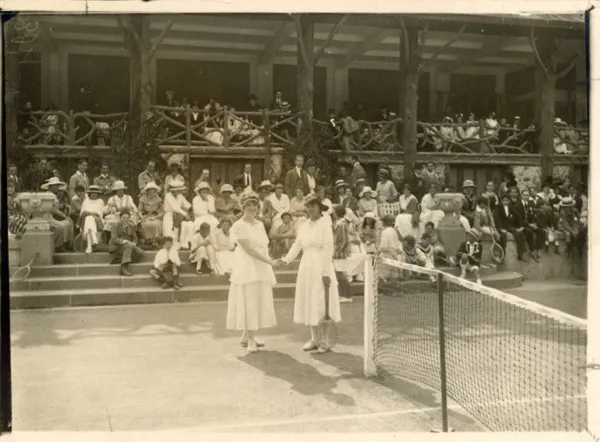 Tribune publique des tennis La Bourboule
