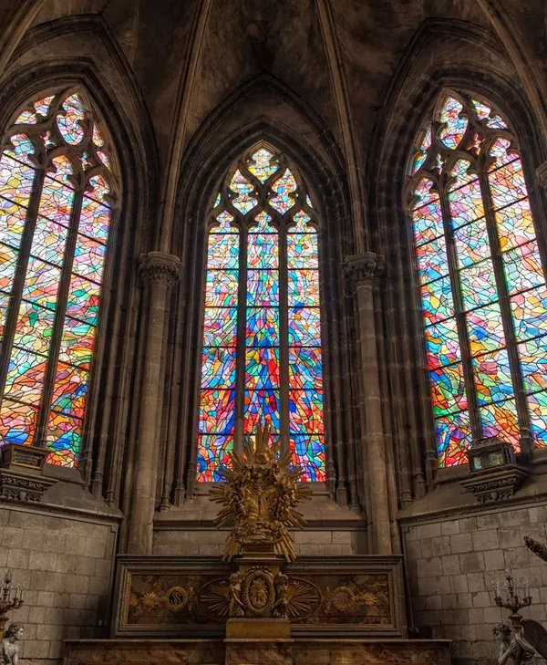 Visite flash : L’église du Saint-Sépulcre et ses vitraux anciens
