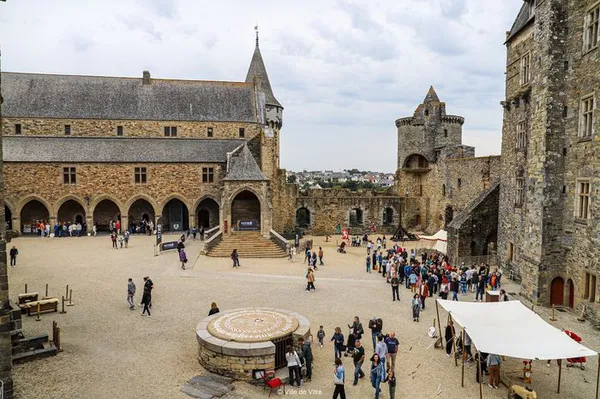Visite libre de la cour du château