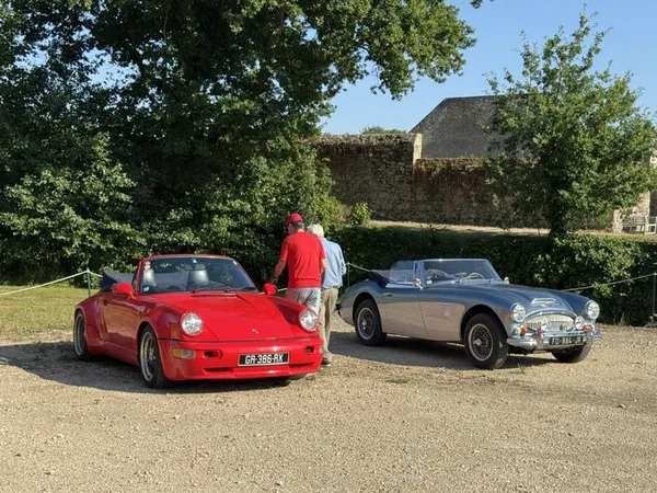 Exposition de véhicules anciens au manoir de La Coudraie
