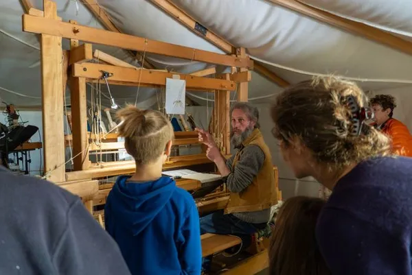 Démonstrations de cardage de laine de mouton et de tissage sur un métier vertical