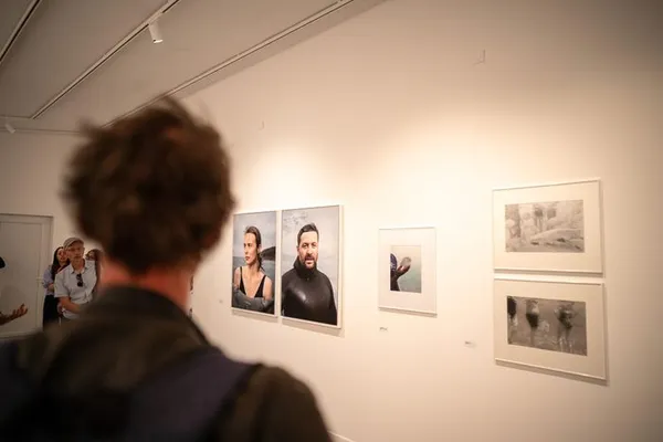 Visite de l’exposition « Quelque chose de bleu »