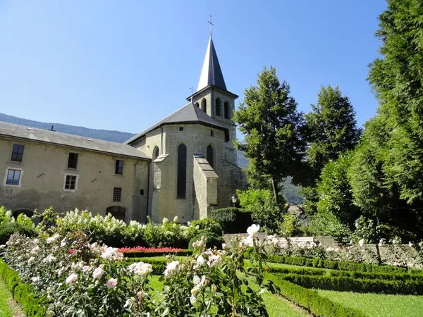 Une église médiévale dans son écrin de jardins