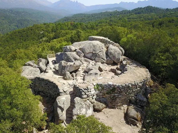 Visite commentée des sites archéologiques de Cuccuruzzu - Capula par la médiatrice Chantal de Peretti