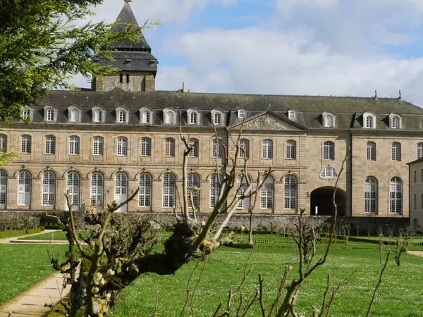 Visite de l'abbaye d'Evron