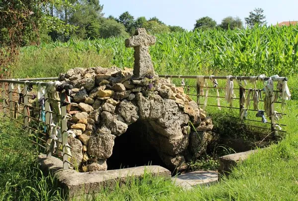 Fontaines et chapelle à Ousse-Suzan