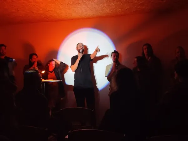 Biblis en folie : spectacle de stand-up "Tu veux ma photo ?"
