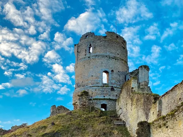 Visite guidée d'un château médiéval en pleine reconstruction : Châteauneuf-sur-Epte