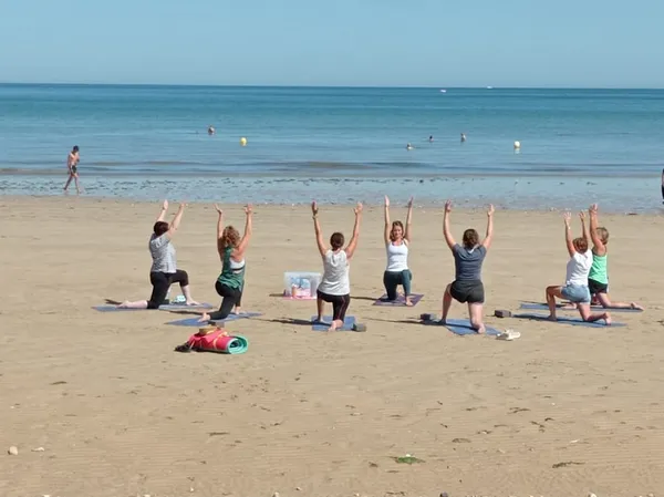 Yoga sur la plage à Bernières-sur-Mer