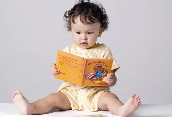 Bébé butine, bébé bouquine