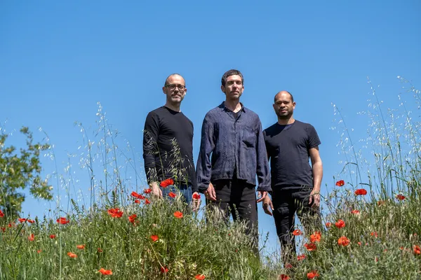 Concert du Trio Matthieu DONARIER (saxophone), Manu CODJIA (guitare), et JoeQUITZKE (batterie)