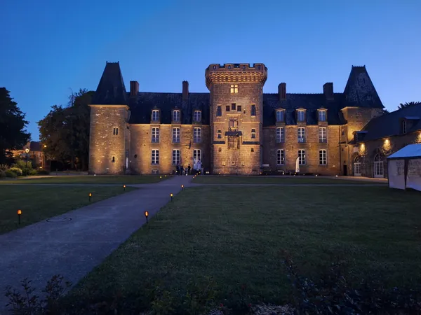 Mise en lumière du château de Rânes