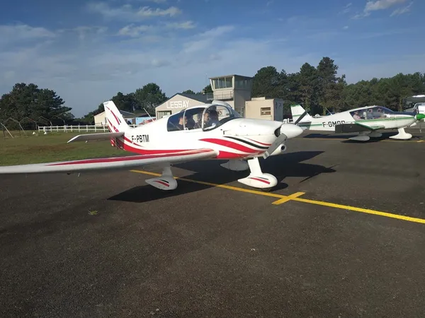 Rassemblement des avions Colomban sur l'aérodrome de Lessay