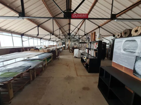 Visite de l'atelier de Darius peintre encrier