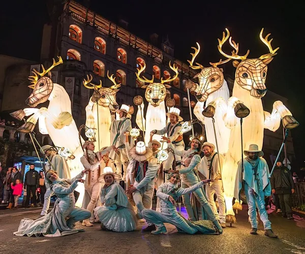 Grande déambulation de Noël : La parade amoureuse - Cie Remue Ménage