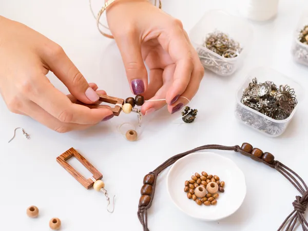 Venez fabriquer des boucles d'oreille